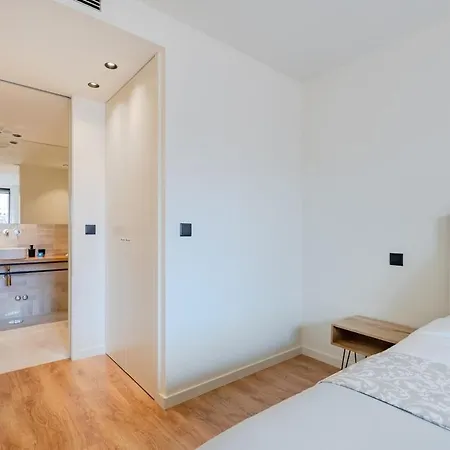 Balcony Garden Views At Terracotta Collection דירה *